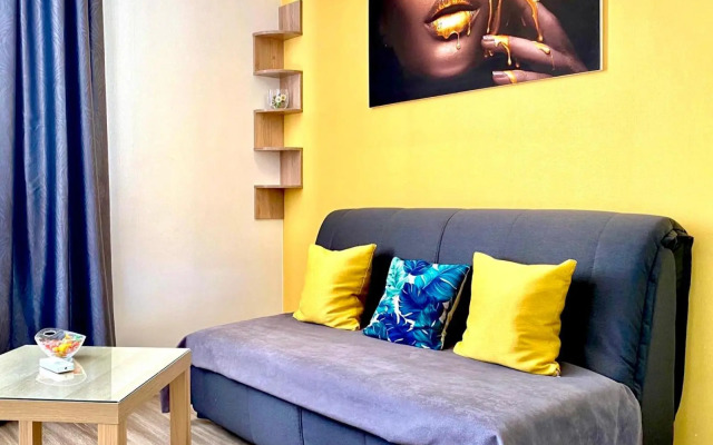 Grey&Yellow on Kotsybinsky Avenue