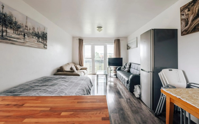 Lloyd St Apartment