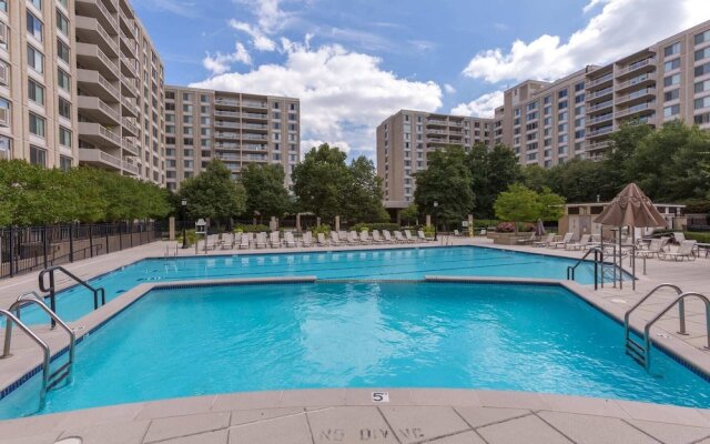 Sensational & Modern apt in Crystal City