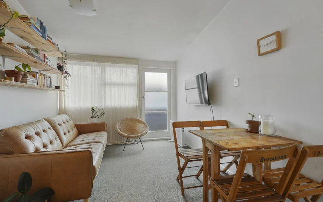 Central Quiet 2BR Apt -  Wifi -  Parking