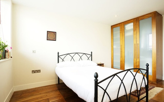 Veeve - Walk to Tower of London, 2 bed on Henriques St, City