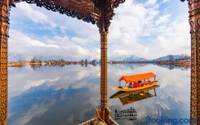 New Zenith Group of Houseboats