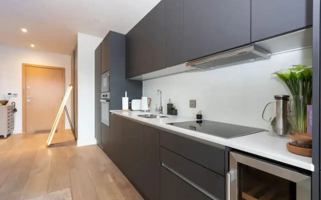 Tranquil & Stylish 1 Bedroom Flat With Private Balcony