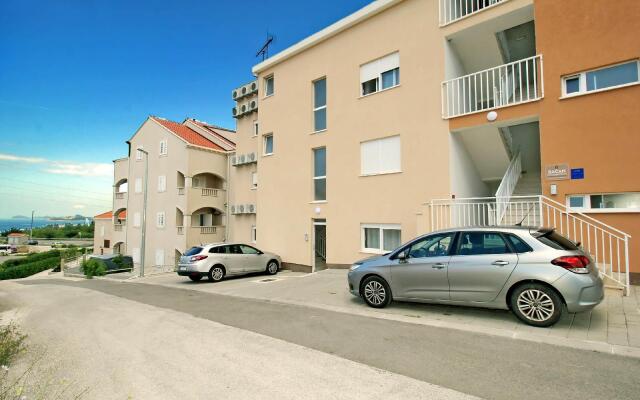 Bacan Family Apartments