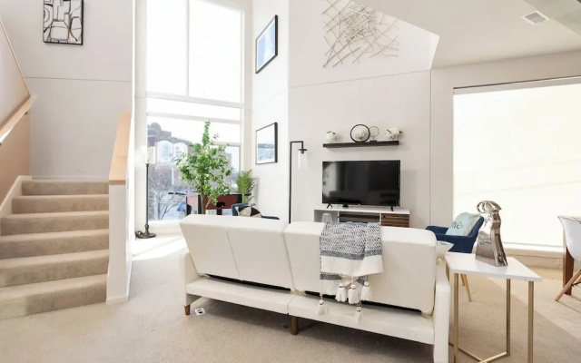 Modern Penthouse on Mass By CozySuites