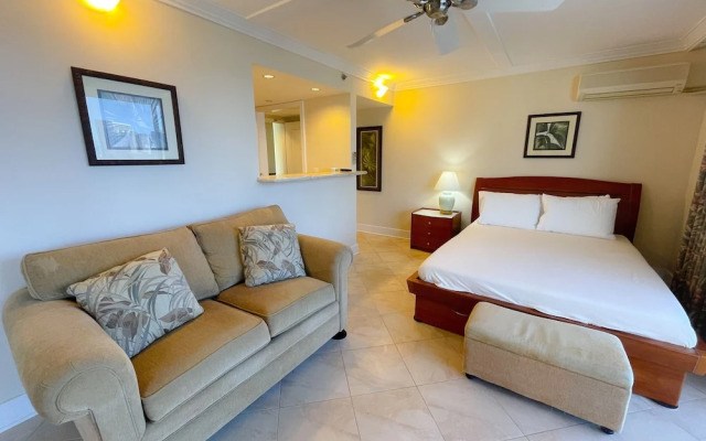 Charming Royal Garden Condo by RedAwning