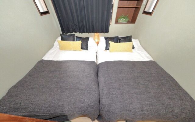 Namba East House01