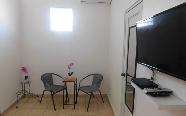 Henry's GuestHouse - Hostel