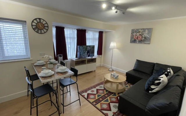 Spacious one Bedroom Apartment With Free Parking
