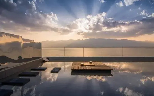 Dali Verdant Whisper·Stone Hill Seaview Inn