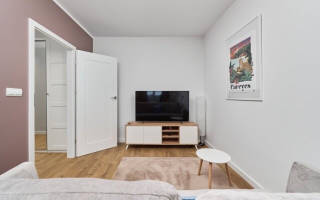 Home Office Flat Miedziana by Renters