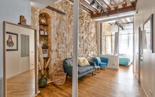 New Stunning 4 Bdrs Apt, With AC – Le Marais