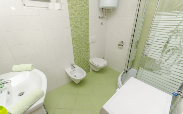 Holiday house More - garden shower: Vinisce, Riviera Trogir