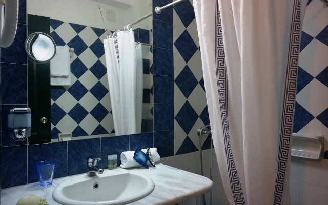 Cavos Bay Hotel and Studios