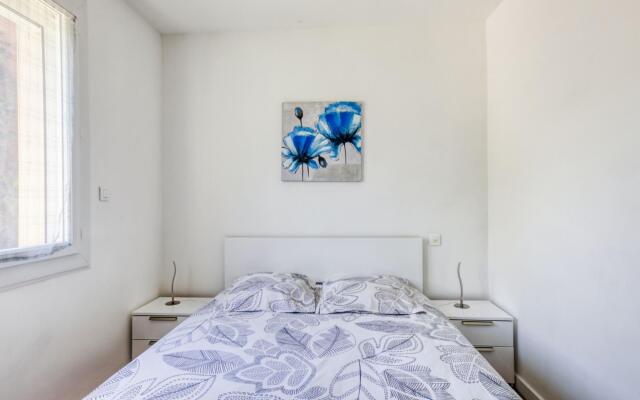 Modern Holiday Home in Barry-d'Islemade with Pool