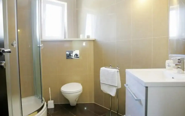 Okrug Gornji Luxurious Escape Villa With Pool