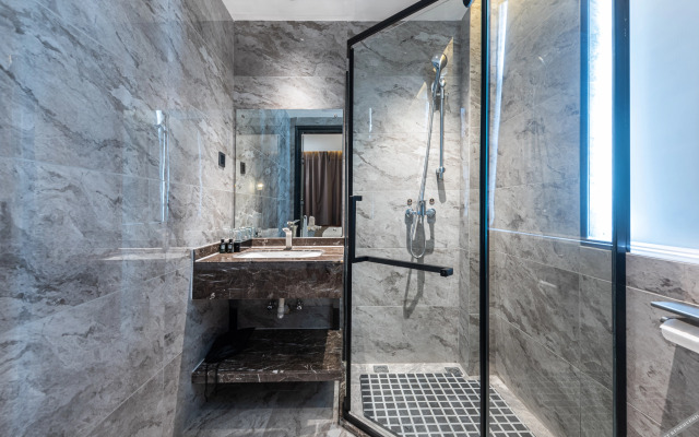 Yintan Zeyinju Hotel