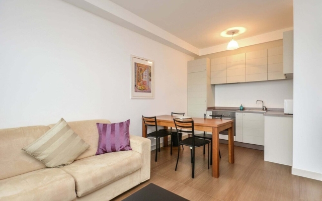 Lakeside Flat With Swimming Pool and air Conditioning