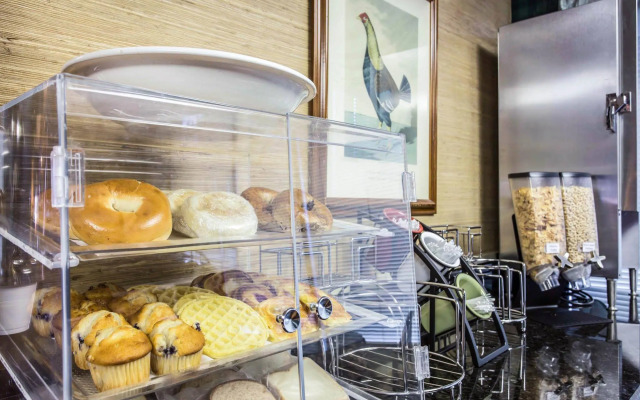 Red Roof Inn & Suites Cornelius – Lake Norman