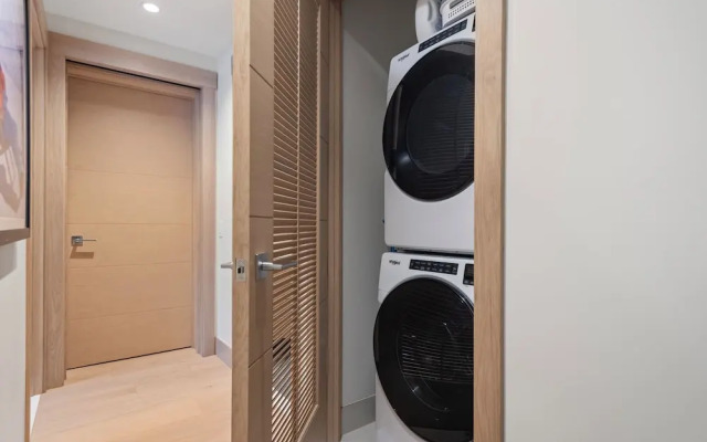 Snowmass Lux Getaway by Snowmass Vacations