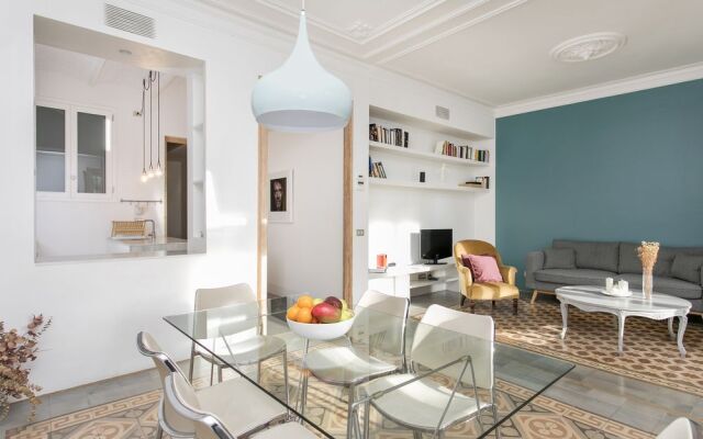 Spacious and luminous flat with balcony