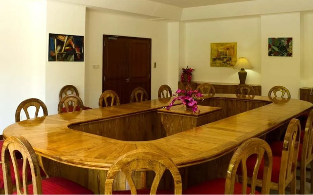 Le Domaine de La Reserve Hotel