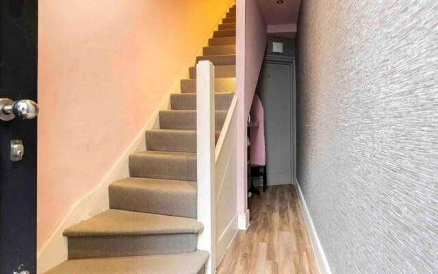 Modern Central 3-brs House With 3 Bths 2 Hottube