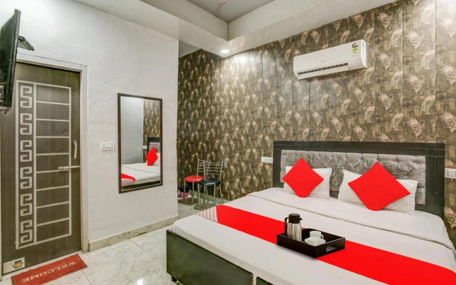 OYO Flagship 70340 Hotel Colour