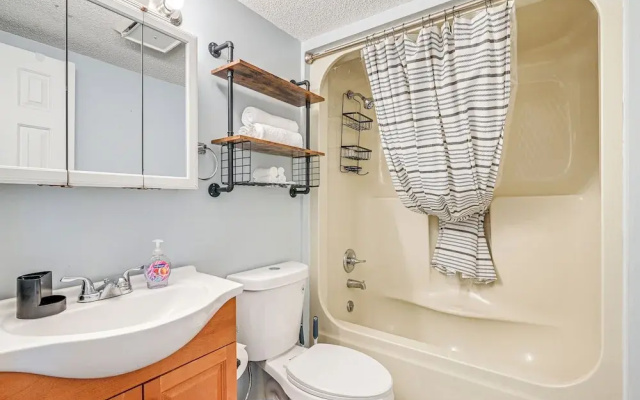 2 Mi to Surfside Beach: Coastal Escape w/ Balcony!