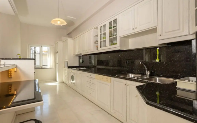 The White Marble Luxury City Apt
