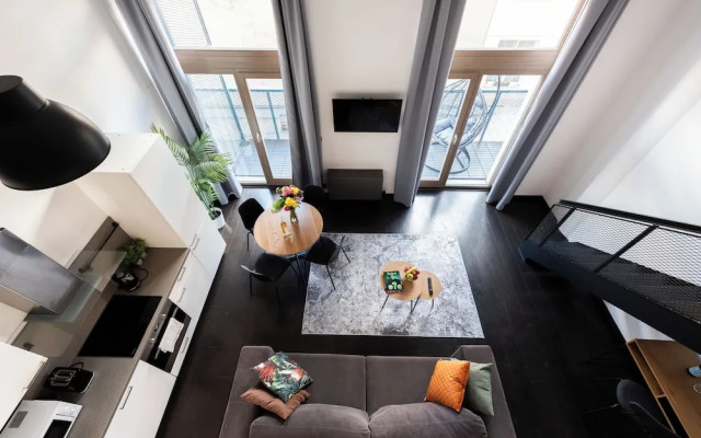 Modern Loft with Balcony Close to Center