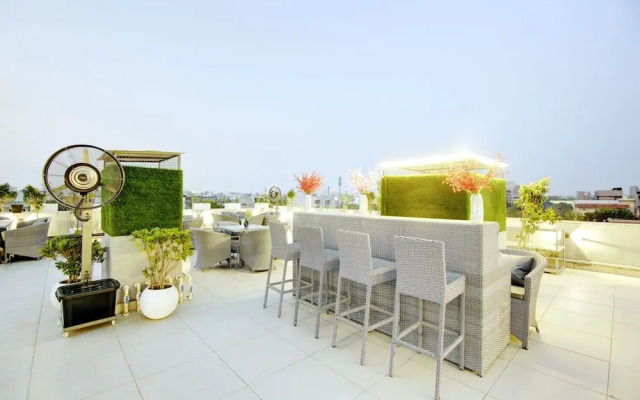 Saltstayz Premier – Galleria Market Road & Sector 27