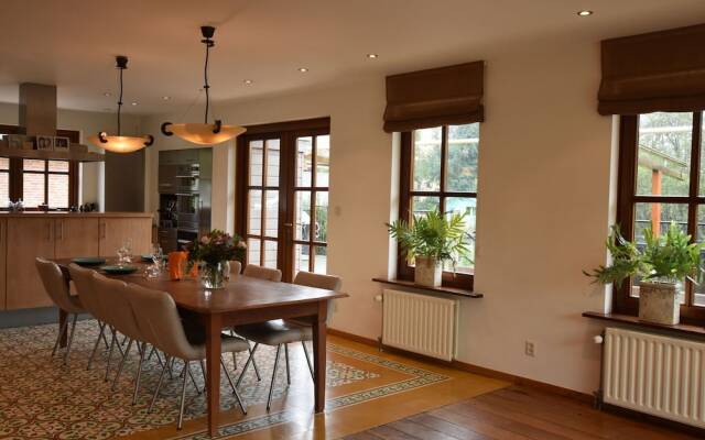 Lavish Holiday Home in Loosdrecht with Hot Tub