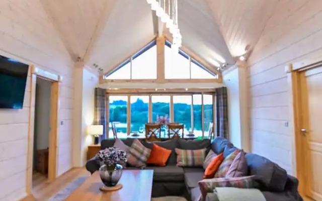 Cuddfan Lodge on a Gorgeous Private Lake