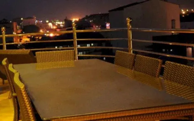 Fields Plaza Suites