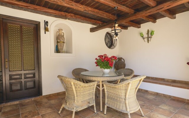 Magnificent Country House With Garden and Private Pool Onheinde