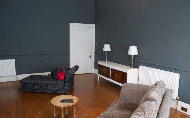 2 Bedroom Apartment With Free Parking