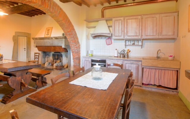 Spacious Holiday Home with Swimming Pool in Anghiari
