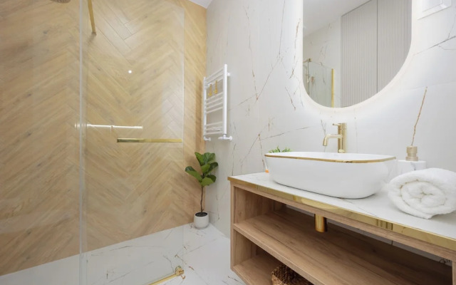 Grójecka Apartment by Renters