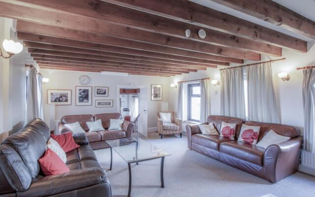 Stormy Castle - 6 Bedroom Sleeps 14 - Llangenith
