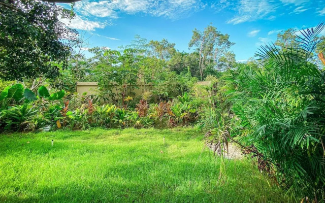 Bright and Sunny 2 BR Condo With Private Garden Jacuzzi