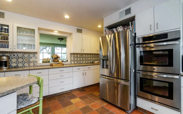 Bedford Big House w Heated Pool & Hot Tub on 4 Acres! Perfect Place to Social Distance and Stay Safe. Super-host Support, Check out our Reviews!