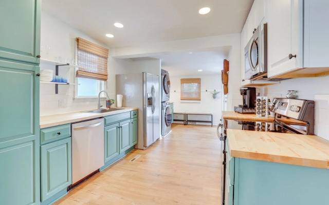 Patio & Lake Views: Family-friendly Canton Retreat