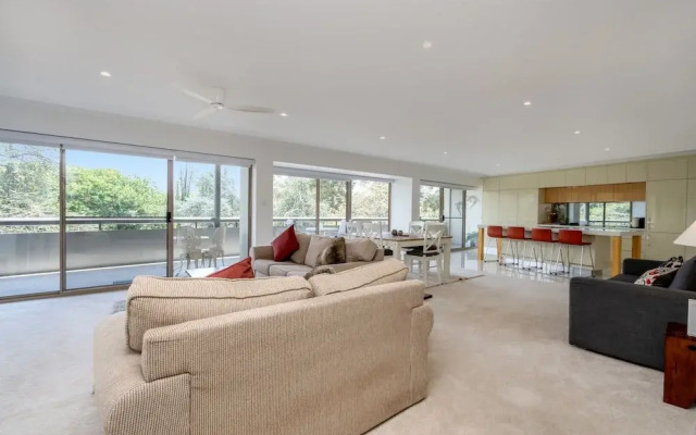 Spacious 2-bed Apartment Near Dining & Attractions