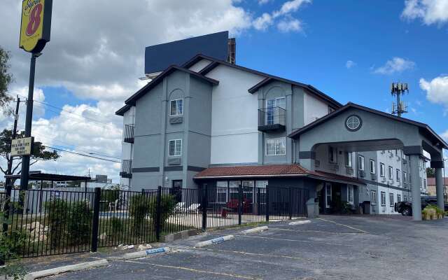 Super 8 by Wyndham San Antonio/Fiesta