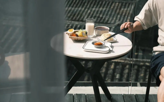 No Flowers Boutique Hostel