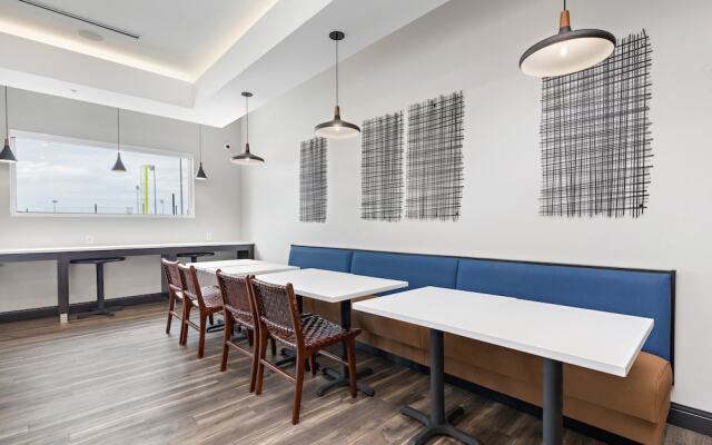 Holiday Inn Express Kansas City North Parkville An IHG Hotel
