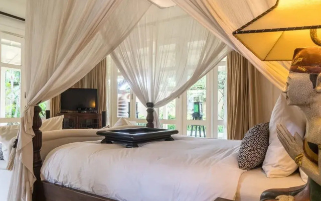 Colonial White House - Seminyak