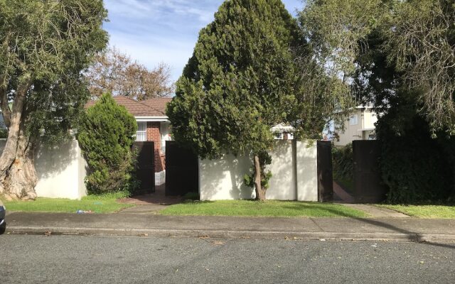 Takapuna Modern Guest house near beach