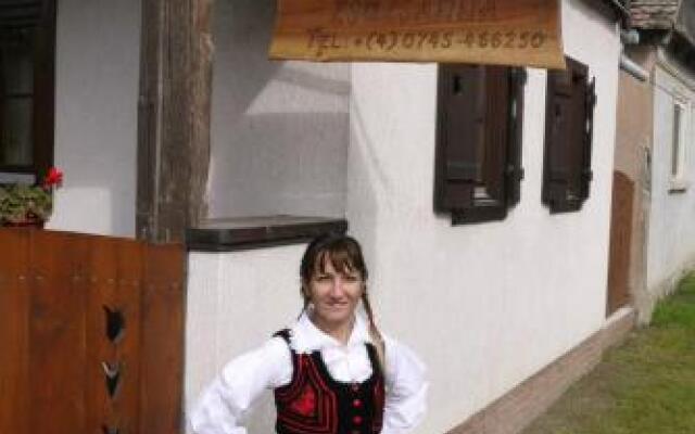 Zsuzsanna Paraszthaz